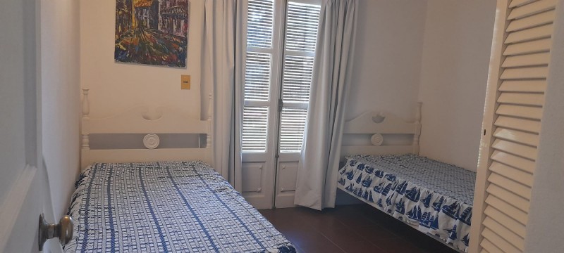 Disfrute del bosque a sólo dos cuadras de la calle principal, Casa en alquiler sobre La Barra.